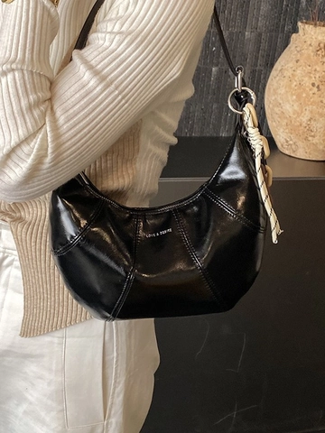 Sac à Épaule Hobo Croissant en Cuir PU Brillant Rétro pour Femmes Sac Sous le Bras Élégant Avec Imprimé Lettres et Pendentif Chocolat