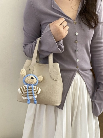Borsa a Secchiello in Pelle PU a Grana di Litchi da Donna Minimalista Borsa a Tracolla con Simpatico Ciondolo a Orso Retrò Borsa Quotidiana Versatile