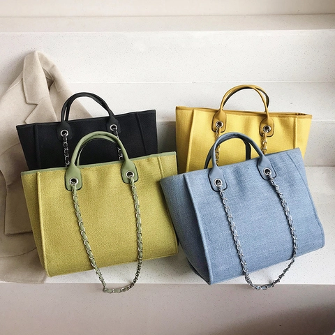 Große Canvas Tote Bag für Damen mit Kettenriemen. Praktisches Design für den täglichen Gebrauch als Schultertasche in verschiedenen Farben.