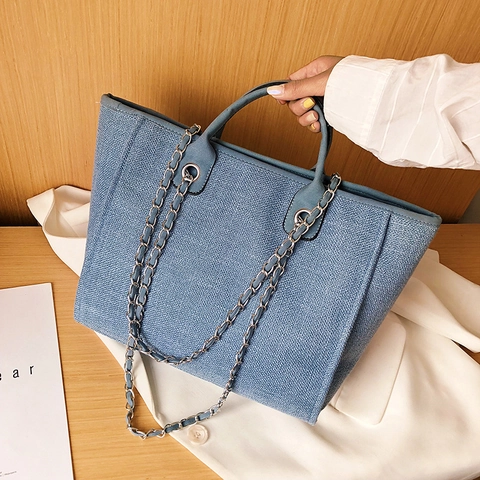 Große Canvas Tote Bag für Damen mit Kettenriemen. Praktisches Design für den täglichen Gebrauch als Schultertasche in verschiedenen Farben.