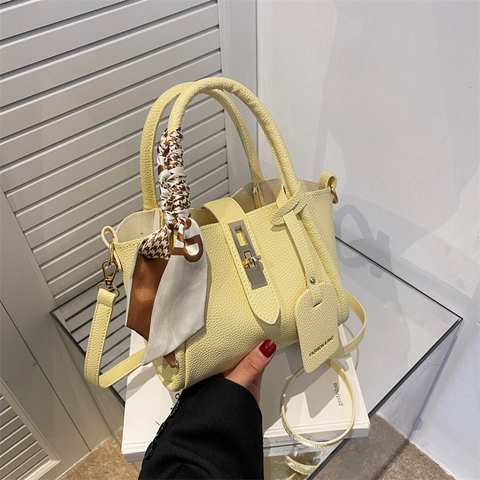 Damen Mode Litchi Muster PU Leder Tragetasche Stilvolle Pendler Handtasche Mit Dekorativen Seidenschal Und Metallschloss