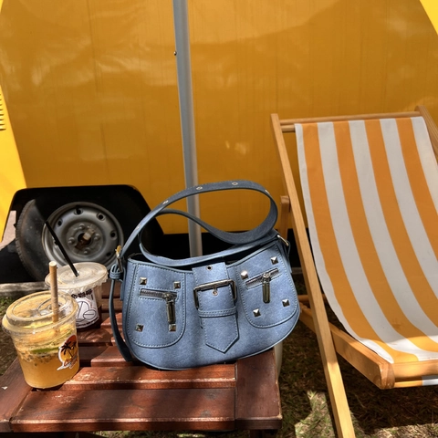Borsa Sottobraccio Donna Y2K Punk con Rivetti in Pelle PU Denim a Mezzaluna Borsa a Tracolla con Fibbia e Cerniera Streetwear Retro