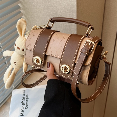 Damen Gesteppt PU Leder Zylindertasche Vintage Umhängetasche Mit Plüsch Hasenanhänger Gold Metallschloss