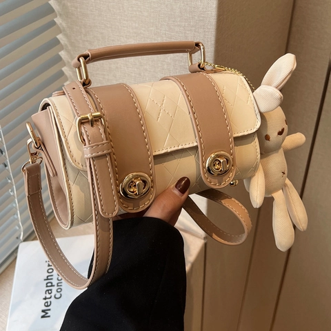 Damen Gesteppt PU Leder Zylindertasche Vintage Umhängetasche Mit Plüsch Hasenanhänger Gold Metallschloss