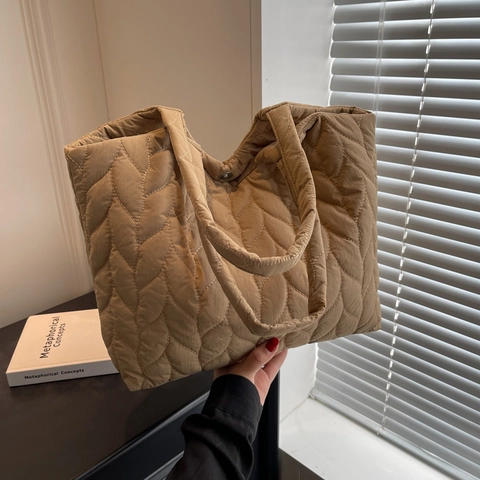 Grand Sac Matelassé pour Femme Grande Capacité Sac à Épaule en Toile Léger Décontracté Sac Sous le Bras 2023 Nouvelle Tendance