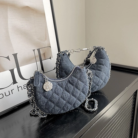 Borsa Donna Fashion in Denim Trapuntata a Rombi Tracolla Catena in Metallo Borsa a Spalla Mezzaluna Con Ciondolo Fiore Hobo Bag
