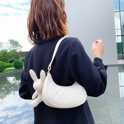 Sac Hobo pour Femme en Cuir PU avec Imprimé Monogramme et Pendentif Lapin Mignon Sac sous le Bras Croissant Style de Rue Vintage