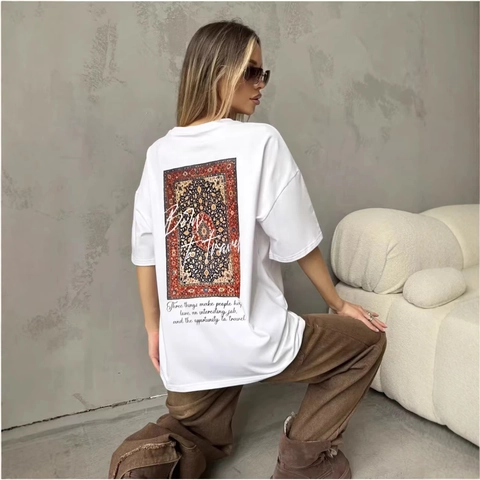Camiseta de Algodón Oversize para Mujer Born To Travel Eslogan Estampado Top de Manga Corta Gráfico en la Espalda Estilo Persa
