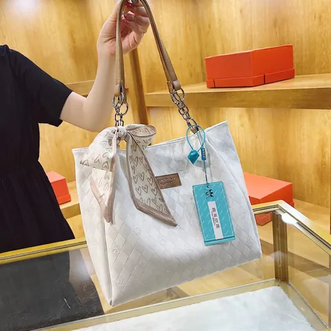 Damen Mode Große Kapazität PU Leder Einkaufstasche Gesteppt Schultertasche Mit Schal Dekoration Lässige Pendler Handtasche