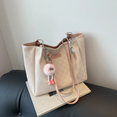 Borsa Tote da Donna a Grande Capacità con Goffratura a Scacchiera con Ciondolo a Mostro Peloso Borsa a Mano in Pelle PU