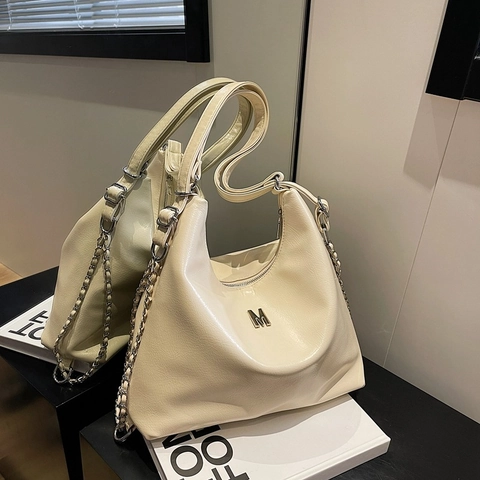 Minimalistische PU Leder Hobo Achseltasche Für Damen Große Kapazität Metall Buchstabe M Dekor Kette Urban Fashion Umhängetasche