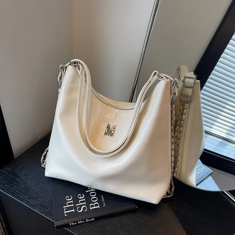 Minimalistische PU Leder Hobo Achseltasche Für Damen Große Kapazität Metall Buchstabe M Dekor Kette Urban Fashion Umhängetasche