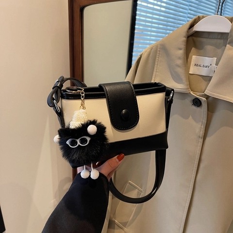 Retro Damen PU Leder Farbe Block Schultertasche Mode Umhängetasche Eimertasche Mit Plüschtier Elegant Alltag Quadratische Tasche