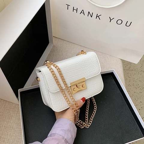 Sac Sous le Bras en Cuir PU à Motif Crocodile pour Femmes avec Bandoulière en Chaîne Métallique Petit Sac Carré avec Fermoir