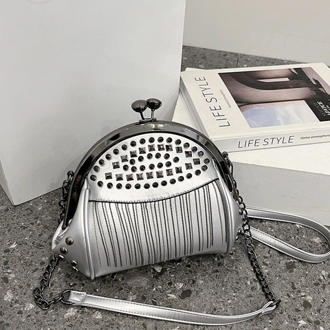Sac Bandoulière Punk en Cuir PU avec Rivets Métalliques et Glands de Chaîne Sac à Main en Forme de Coquille pour Femmes