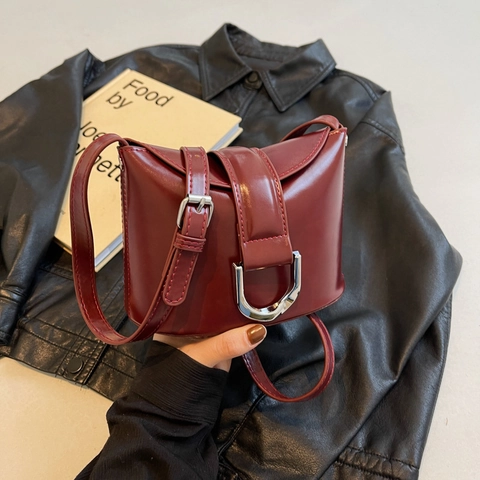 Elegante Bolso Bombonera de Cuero PU para Mujer Hebilla en D Plateada Bolso de Hombro Simple Pequeño Color Sólido Casual