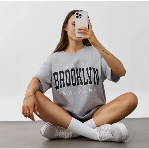 Maglietta da Donna in Puro Cotone Oversize Casual Stampa Brooklyn 1898 Manica Corta Girocollo Lunga Media Graphic Tee