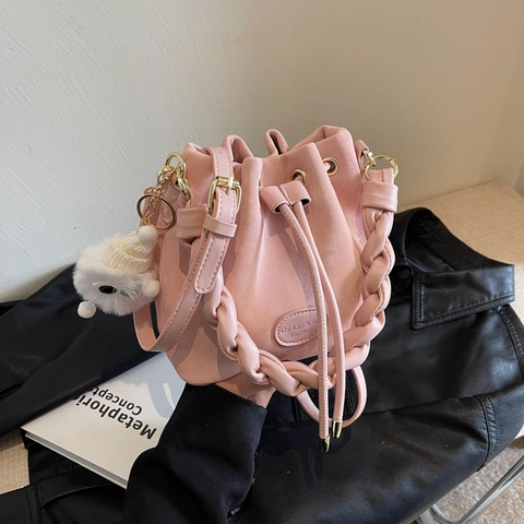 Bolso de Cubo de Cuero PU para Mujer Asa Trenzada Cordón Bolso de Hombro Cruzado Colgante de Felpa de Monstruo