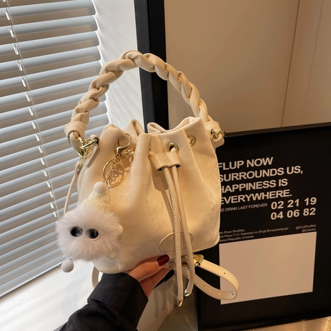 Bolso de Cubo de Cuero PU para Mujer Asa Trenzada Cordón Bolso de Hombro Cruzado Colgante de Felpa de Monstruo