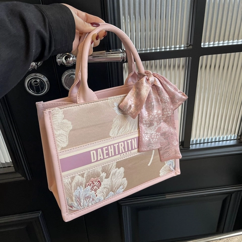 Nuova Borsa Tote a Tracolla Ricamata ad Alta Capacità per Donna Elegante Handbag da Pendolare Casual con Foulard Decorativo