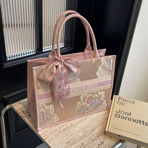 Nuova Borsa Tote a Tracolla Ricamata ad Alta Capacità per Donna Elegante Handbag da Pendolare Casual con Foulard Decorativo