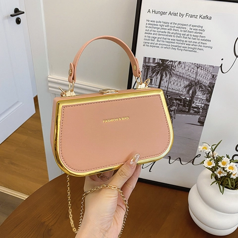 Mode Vrouwen PU Leer Crossbody Tas Metalen Frame Handtas Met Kettingriem Chique Minimalistische Kleine Vierkante Schoudertas Party Tas