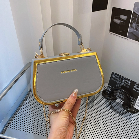 Mode Vrouwen PU Leer Crossbody Tas Metalen Frame Handtas Met Kettingriem Chique Minimalistische Kleine Vierkante Schoudertas Party Tas