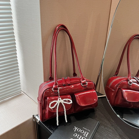 Borsa Sottobraccio da Donna in Pelle PU Lucida Borsa a Cuscino Boston Retrò Con Ciondolo Fiocco di Perle Artificiali Doppia Tasca