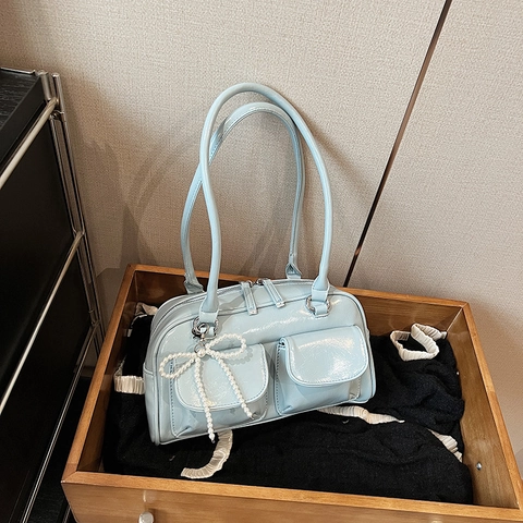 Borsa Sottobraccio da Donna in Pelle PU Lucida Borsa a Cuscino Boston Retrò Con Ciondolo Fiocco di Perle Artificiali Doppia Tasca