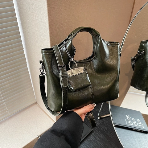 Sac Seau Vintage en Cuir PU pour Femmes Mode Street Style Sac à Main Avec Breloque Mini Sac Bandoulière Réglable Sac Épaule