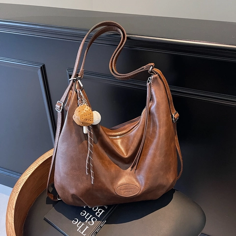 Women's Vintage PU Leather Large Capacity Tote Bag Fashion Commuting Hobo Shoulder Bag With Detachable Baseball Charm