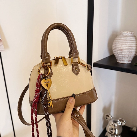 Bolso de Mano Retro de Cuero PU con Forma de Concha para Mujer Bolso Bandolera con Colgante de Corazón Herrajes Dorados Ajustable