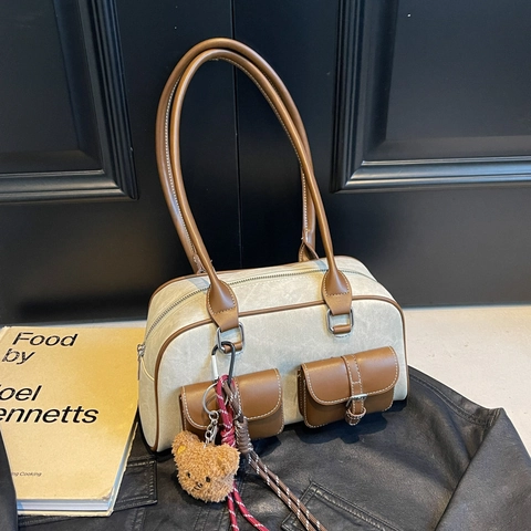Sac sous le Bras Vintage Boston pour Femmes Grande Capacité Retro en Cuir PU Sac à Épaule Avec Pendentif Ours en Peluche