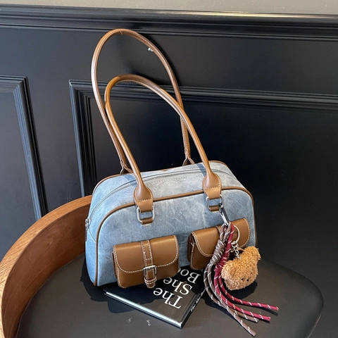 Sac sous le Bras Vintage Boston pour Femmes Grande Capacité Retro en Cuir PU Sac à Épaule Avec Pendentif Ours en Peluche
