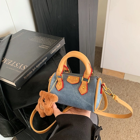 Petit Sac Boston Polochon pour Femme en Simili Cuir Motif Litchi Sac à Bandoulière Porté Épaule Avec Pendentif Ours en Peluche Style Rétro