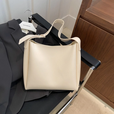 Minimalist PU Leather Tote Bag And Pouch For Women Large Capacity Shoulder Bag With Adjustable Strap Retro Fashion Handbag