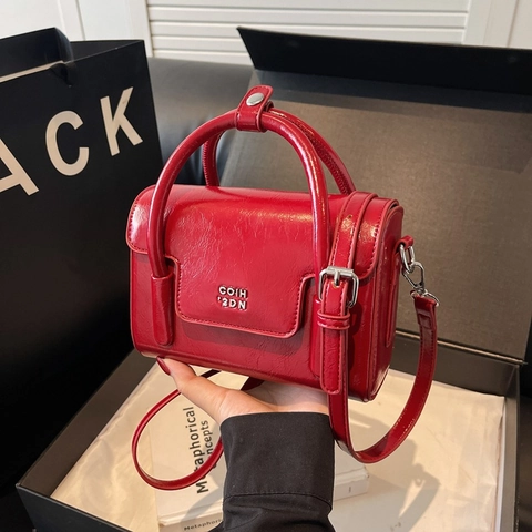 Damen Urban Glänzendes PU Leder Umhängetasche Rechteckige Quadratische Handtasche Mit Metall Logo Abnehmbarem Schultergurt
