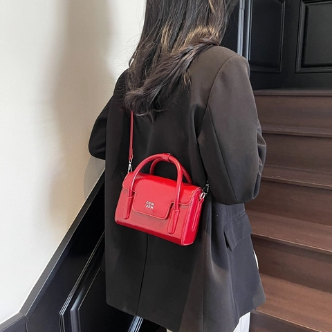 Damen Urban Glänzendes PU Leder Umhängetasche Rechteckige Quadratische Handtasche Mit Metall Logo Abnehmbarem Schultergurt