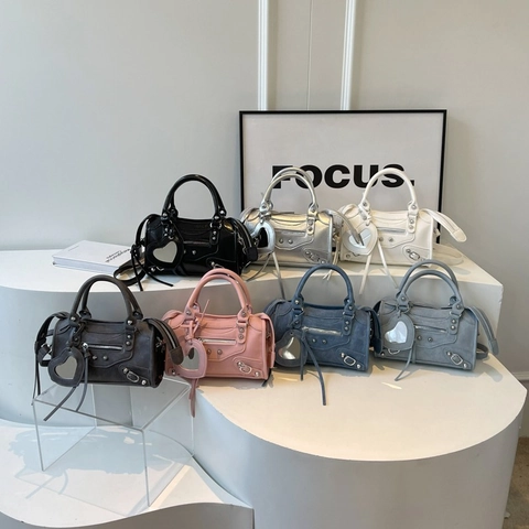 Borsa a Tracolla da Moto Vintage per Donna in Pelle PU con Borchie e Nappe Borsa a Mano Boston con Specchio a Cuore