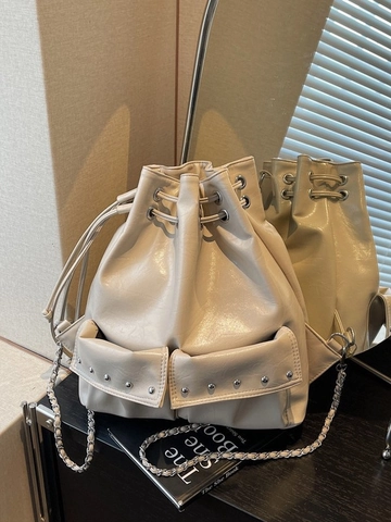 Zaino a Secchiello in Pelle PU Lucida Alla Moda Con Borchie a Rivetto per Donna Tracolla a Catena Argento Borsa a Tracolla Stile Moto