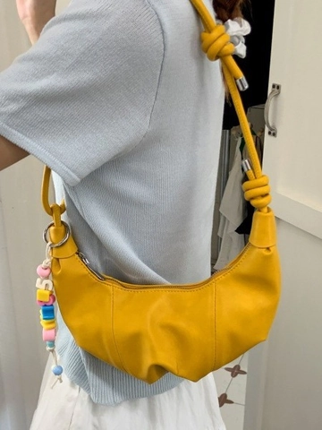 Sac Croissant Plissé pour Femmes en Cuir PU Sac Bandoulière Demi-Lune Avec Sangle Nouée et Breloque en Perles Colorées