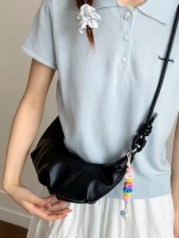 Sac Croissant Plissé pour Femmes en Cuir PU Sac Bandoulière Demi-Lune Avec Sangle Nouée et Breloque en Perles Colorées