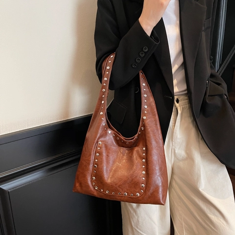 Sac à Épaule en Cuir PU Vintage pour Femmes Décoration de Rivets Grande Capacité Sac Hobo Fourre-tout Style Wasteland Sac Sous le Bras