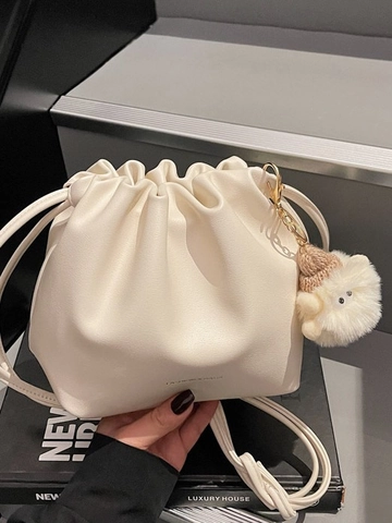 Damen PU Leder Geraffte Beuteltasche Mode Kordelzug Wolke Umhängetasche Mit Plüsch Anhänger Charm Pendler Kleine Handtasche