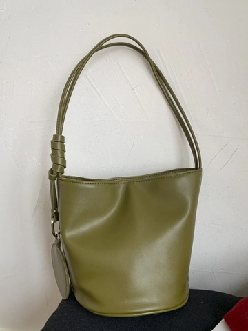 Bolso Cubo de Cuero PU para Mujer Correa de Hombro Anudada Minimalista Color Sólido Bolso de Hombro Con Colgante Circular