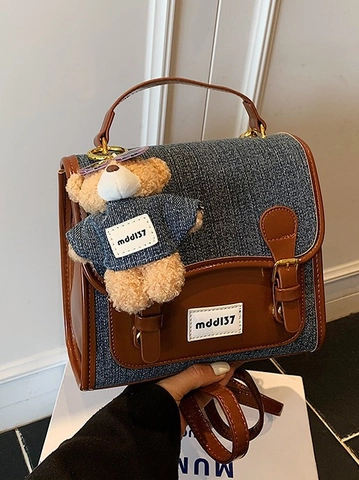 Zaino Multifunzionale da Donna Vintage in Denim e Pelle PU Patchwork Borsa a Secchiello Con Ciondolo Orsetto di Peluche Borsa Stile Campus