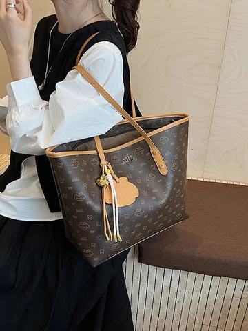 Dames Grote Capaciteit Tote Bag PU Leer Monogram Print Woon-werk Schoudertas Vintage Mode Handtas Met Cartoon Hanger