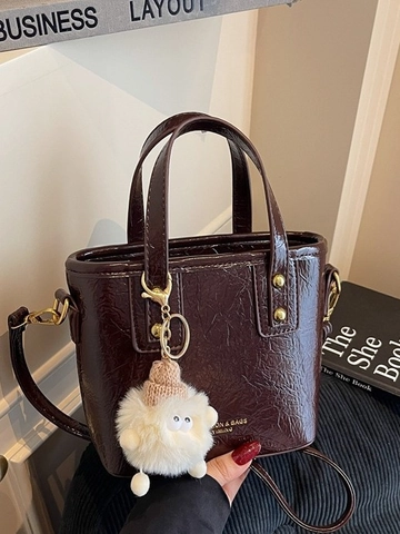 Bolso Bombonera de Cuero PU Arrugado para Mujer Bolso de Mano de Moda en Color de Contraste Con Colgante de Oveja de Peluche