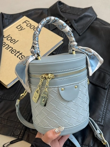 Sac Seau Cylindrique à Treillis Mode Femmes en Similicuir PU Tissage Sac à Bandoulière Avec Décoration Foulard en Soie Poignée