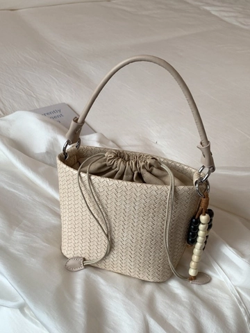 Damen Geflochtene PU Leder Eimertasche Mit Kordelzug Innentasche Handtasche Schulter Umhängetasche Mit Perlenanhänger Urban Minimalistische Handtasche